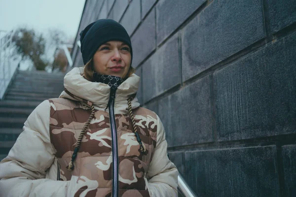 Menina Posando Rua Uma Estudante Roupas Rua Inverno Estilo Rua — Fotografia de Stock