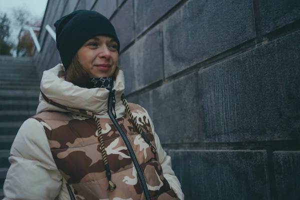 Menina Posando Rua Uma Estudante Roupas Rua Inverno Estilo Rua — Fotografia de Stock