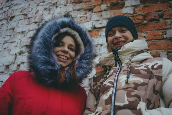 两个女孩在散步 在寒冷的天气里遇到朋友 女人穿着温暖的夹克热身 女性友谊的概念 — 图库照片