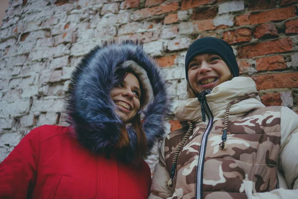 Duas Meninas Uma Caminhada Encontrando Amigos Tempo Frio Mulheres Aquecidas — Fotografia de Stock