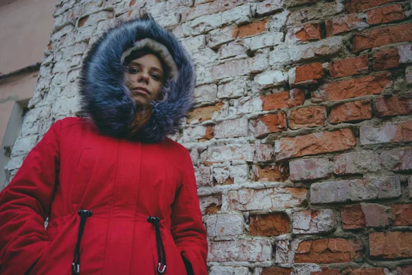 Glückliches Junges Mädchen Roter Jacke Das Einem Bewölkten Tag Draußen — Stockfoto