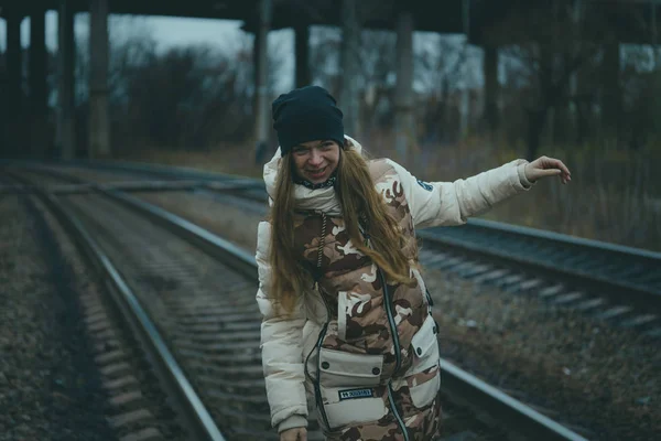 Chica Vía Férrea Tiempo Frío Linda Chica Una Carretera Ferrocarril — Foto de Stock