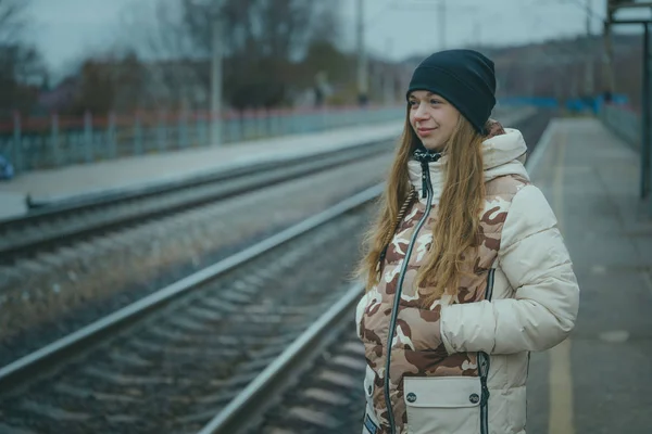 Девушка Железнодорожной Трассе Холодную Погоду Милая Девушка Железнодорожной Дороге Осенний — стоковое фото