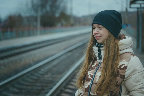 寒冷天气时在铁轨上的女孩 秋天的时候 铁路路上的好女孩 — 图库照片