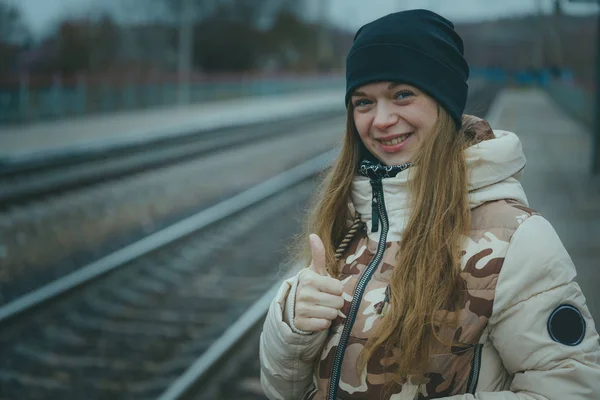 Девушка Железнодорожной Трассе Холодную Погоду Милая Девушка Железнодорожной Дороге Осенний — стоковое фото