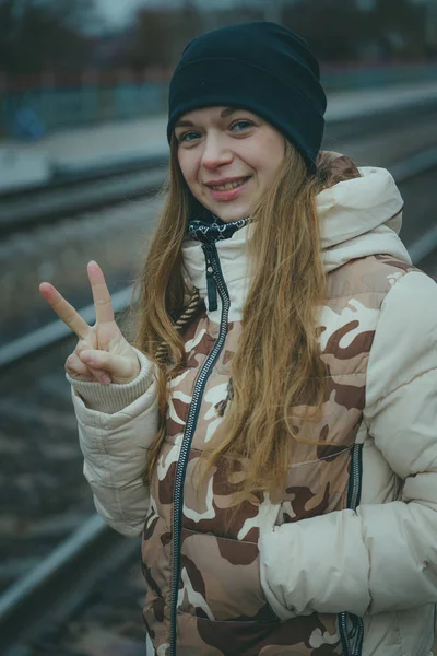 Дівчина Залізничній Колії Холодну Погоду Красива Дівчина Залізничній Дорозі Осінній — стокове фото