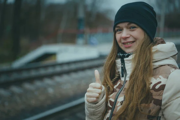 Lány Vasúti Pályán Hideg Időben Szép Lány Egy Őszi Napon — Stock Fotó
