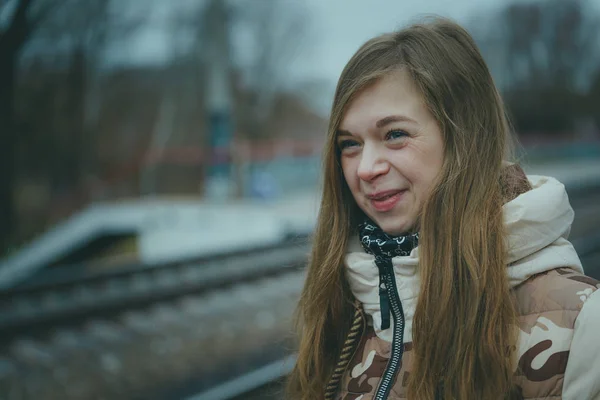 寒冷天气时在铁轨上的女孩 秋天的时候 铁路路上的好女孩 — 图库照片