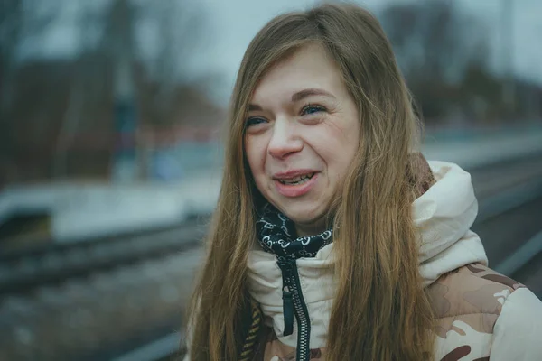 Ragazza Sulla Rotaia Quando Freddo Bella Ragazza Una Strada Ferroviaria — Foto Stock