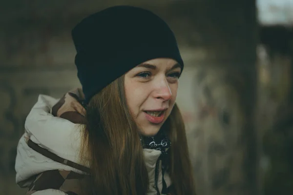 Девушка Позирует Улице Студентка Уличной Одежде Зимой Уличный Стиль Эмоциональные — стоковое фото