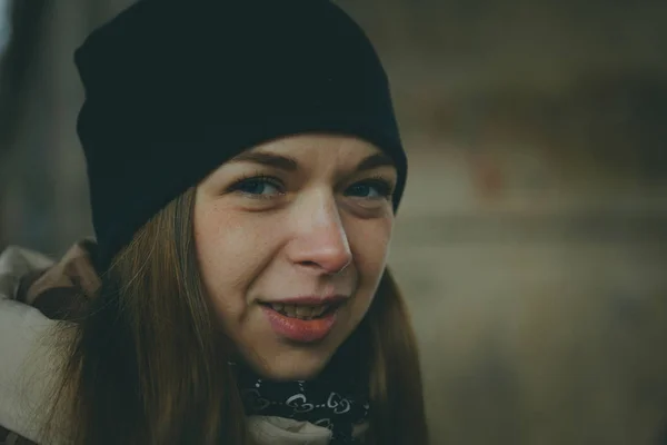 Menina Posando Rua Uma Estudante Roupas Rua Inverno Estilo Rua — Fotografia de Stock