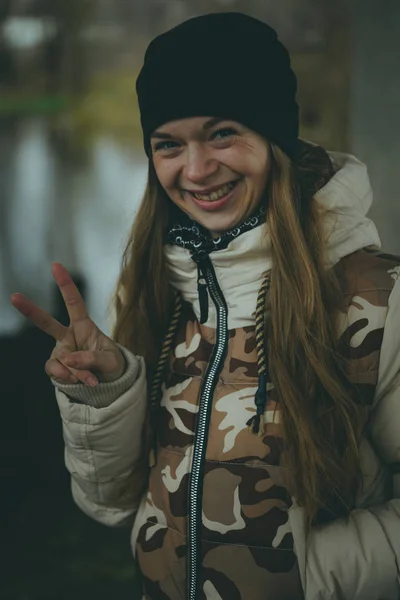 Lány Pózol Utcán Egy Diák Utcai Ruhát Télen Utcai Stílus — Stock Fotó