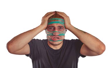 yakın çekim içinde çılgın bir adam duygusal portresi. kavram: sinir krizi, akıl hastalığı, baş ağrısı ve migren. siyah ve beyaz tedavi