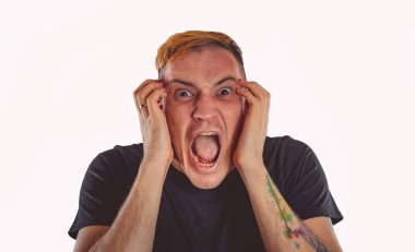 yakın çekim içinde çılgın bir adam duygusal portresi. kavram: sinir krizi, akıl hastalığı, baş ağrısı ve migren. siyah ve beyaz tedavi