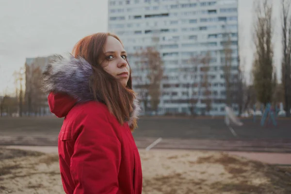 Feliz Hermosa Joven Con Una Chaqueta Roja Posando Afuera Día — Foto de Stock