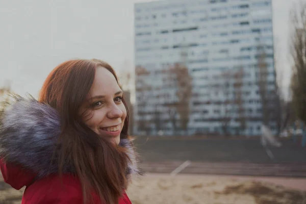 Joyeux Beau Jeune Fille Dans Une Veste Rouge Posant Dehors — Photo