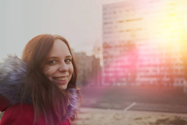 Boldog Szép Fiatal Lány Pózol Kívül Egy Felhős Napon Red — Stock Fotó