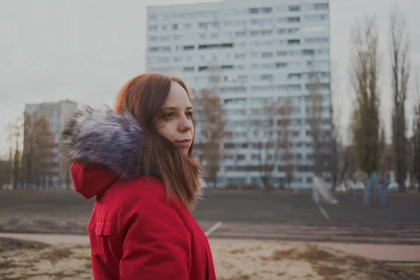 Joyeux Beau Jeune Fille Dans Une Veste Rouge Posant Dehors — Photo