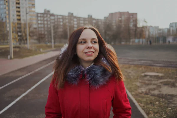 Feliz Hermosa Joven Con Una Chaqueta Roja Posando Afuera Día — Foto de Stock