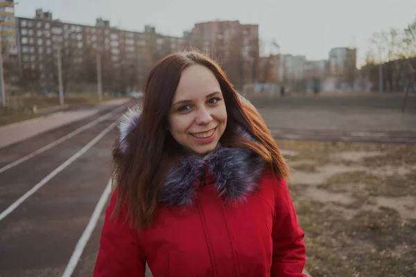 Feliz Hermosa Joven Con Una Chaqueta Roja Posando Afuera Día — Foto de Stock