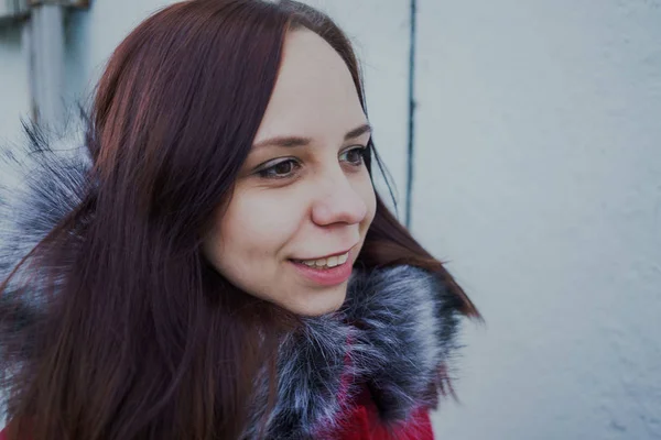 Menina Bonita Feliz Uma Jaqueta Vermelha Posando Fora Dia Nublado — Fotografia de Stock