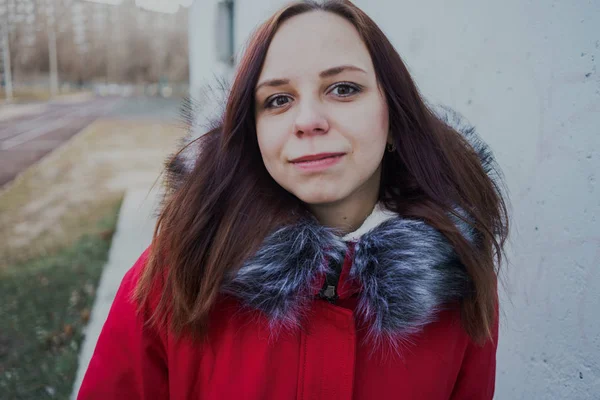 Feliz Hermosa Joven Con Una Chaqueta Roja Posando Afuera Día — Foto de Stock