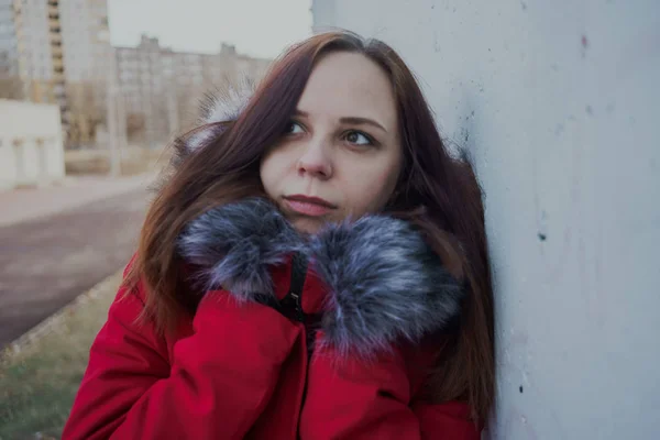 Felice Bella Ragazza Una Giacca Rossa Posa Fuori Una Giornata — Foto Stock