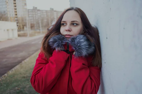 Feliz Hermosa Joven Con Una Chaqueta Roja Posando Afuera Día — Foto de Stock