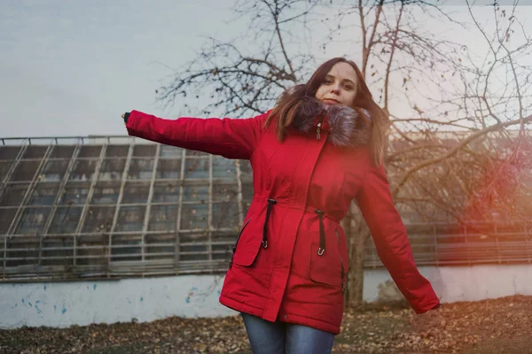 Glückliches Junges Mädchen Roter Jacke Das Einem Bewölkten Tag Draußen — Stockfoto