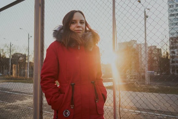 Feliz Hermosa Joven Con Una Chaqueta Roja Posando Afuera Día — Foto de Stock