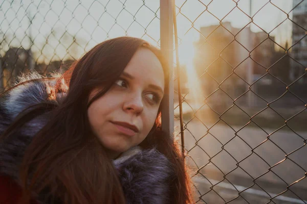 Feliz Hermosa Joven Con Una Chaqueta Roja Posando Afuera Día — Foto de Stock