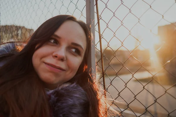 Menina Bonita Feliz Uma Jaqueta Vermelha Posando Fora Dia Nublado — Fotografia de Stock