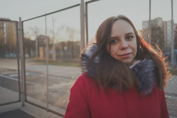 Menina Bonita Feliz Uma Jaqueta Vermelha Posando Fora Dia Nublado — Fotografia de Stock