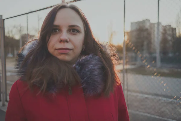 Joyeux Beau Jeune Fille Dans Une Veste Rouge Posant Dehors — Photo