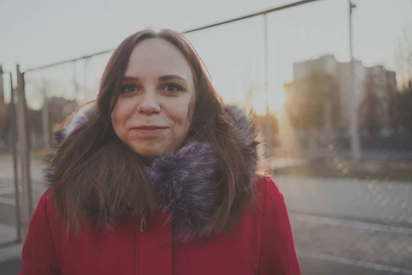 Menina Bonita Feliz Uma Jaqueta Vermelha Posando Fora Dia Nublado — Fotografia de Stock