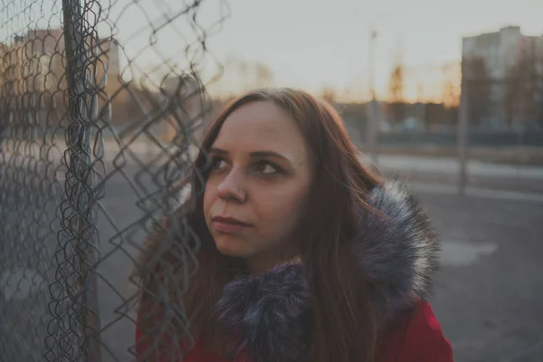 Happy Krásná Mladá Dívka Červené Bundě Pózuje Venku Zamračený Den — Stock fotografie