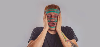 Yakından bakınca deli bir adamın duygusal portresi. konsept: sinir krizi, akıl hastalığı, baş ağrısı ve migren.