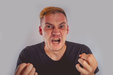 Yakından bakınca deli bir adamın duygusal portresi. konsept: sinir krizi, akıl hastalığı, baş ağrısı ve migren.