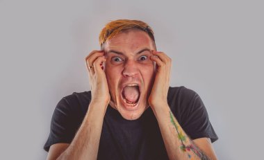 Yakından bakınca deli bir adamın duygusal portresi. konsept: sinir krizi, akıl hastalığı, baş ağrısı ve migren.