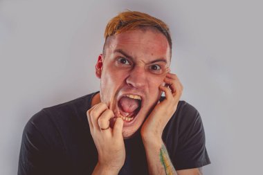 Yakından bakınca deli bir adamın duygusal portresi. konsept: sinir krizi, akıl hastalığı, baş ağrısı ve migren.