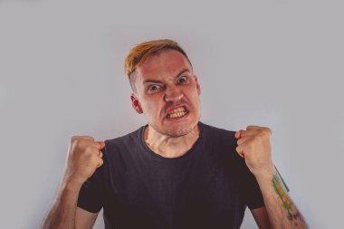 Yakından bakınca deli bir adamın duygusal portresi. konsept: sinir krizi, akıl hastalığı, baş ağrısı ve migren.