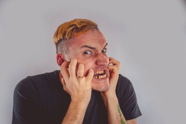 Yakından bakınca deli bir adamın duygusal portresi. konsept: sinir krizi, akıl hastalığı, baş ağrısı ve migren.