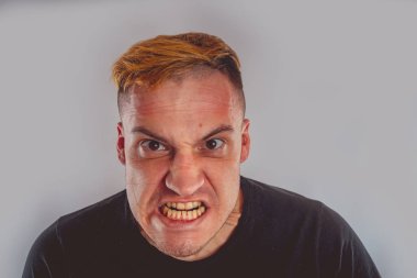 Yakından bakınca deli bir adamın duygusal portresi. konsept: sinir krizi, akıl hastalığı, baş ağrısı ve migren.