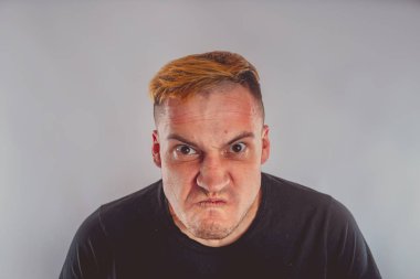 Yakından bakınca deli bir adamın duygusal portresi. konsept: sinir krizi, akıl hastalığı, baş ağrısı ve migren.