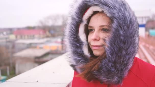 Feliz Hermosa Joven Con Una Chaqueta Roja Posando Afuera Día — Vídeo de stock