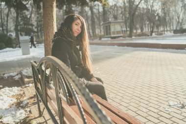 Kız Doğu Park'ta yürüyordunuz kışın görünüyor. Bir eşarp ile bir kış ceket giyen kadın. Sokak tarzı giyim