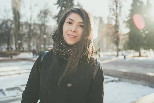 Ragazza Orientale Guarda Piedi Nel Parco Inverno Donna Che Indossa — Foto Stock