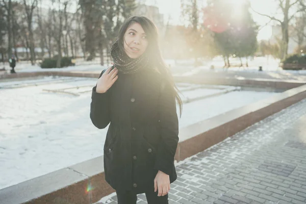 Ragazza Orientale Guarda Piedi Nel Parco Inverno Donna Che Indossa — Foto Stock