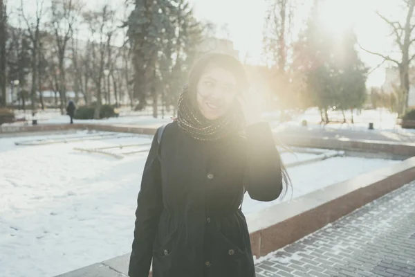 女孩东方看起来在冬天在公园散步 穿着冬季夹克和围巾的妇女 街头服装 — 图库照片