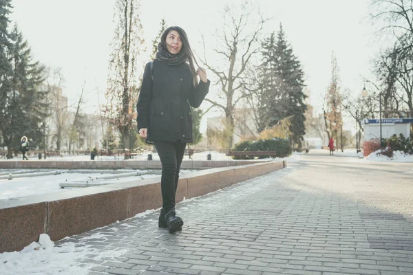 女孩东方看起来在冬天在公园散步 穿着冬季夹克和围巾的妇女 街头服装 — 图库照片